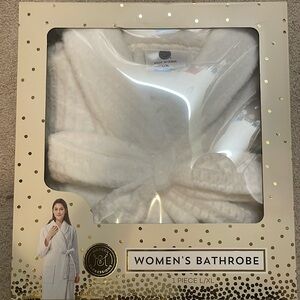 Luxurious Women’s White Bathrobe